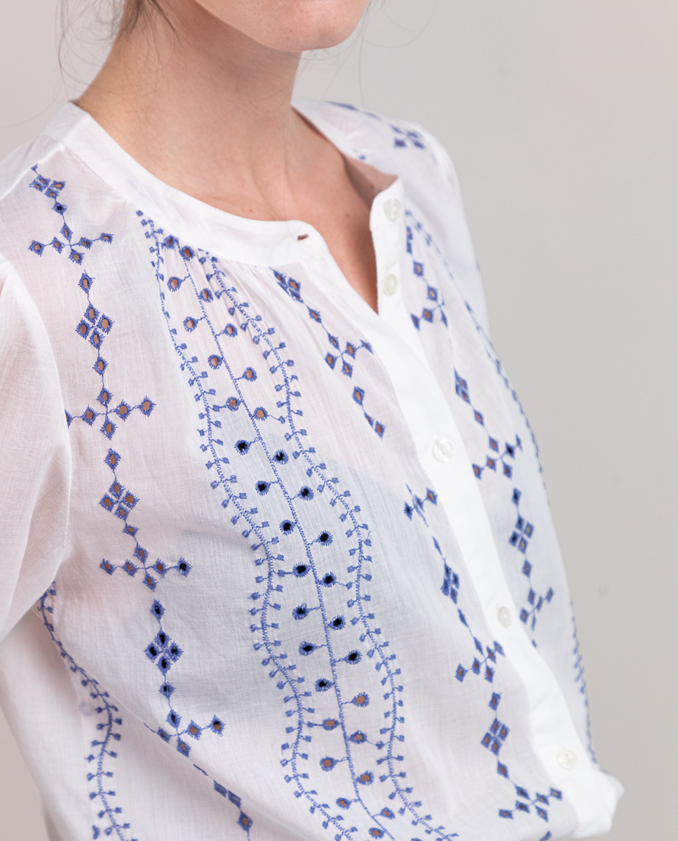 Camisa Fantasía Blanca Contraste Marino